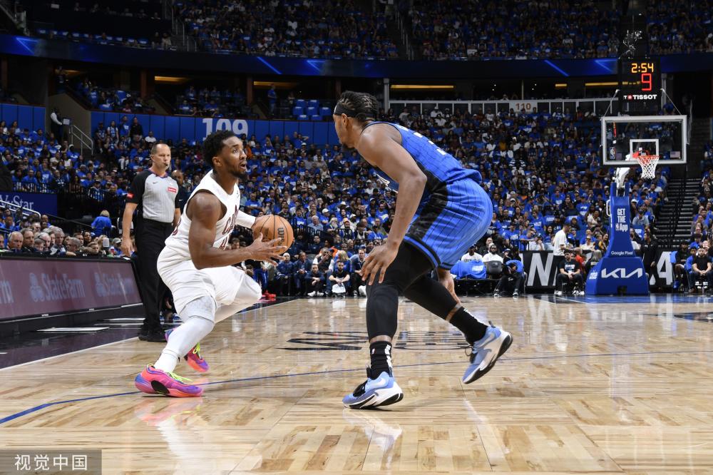 她始终坚持 她始终坚持